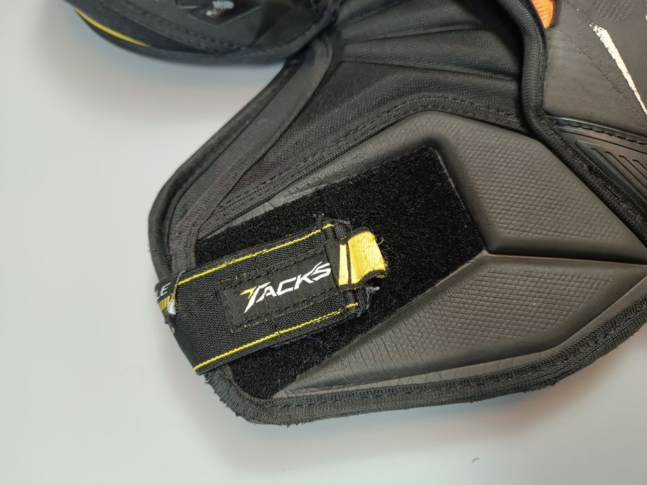 Хоккейный нагрудник CCM Tacks 9080 (размер JR) в отличном состоянии!