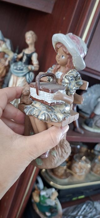 Várias estatuetas
