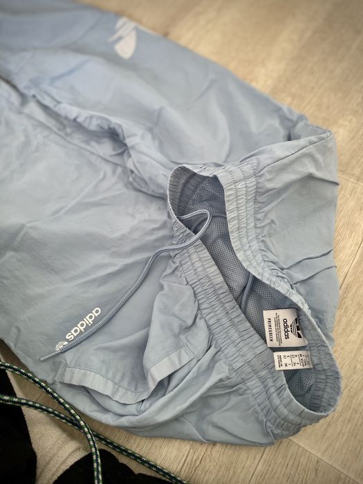 Addidas - jasno niebieskie spodnie ze lekkiego materiału