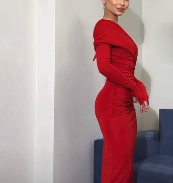 Червона сукня