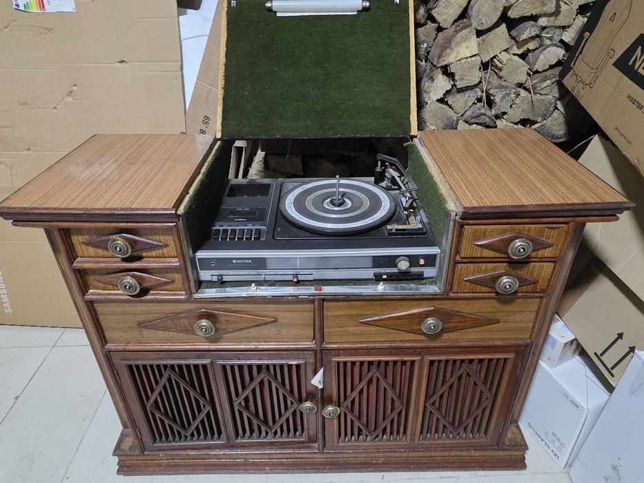 Armário Rádio Antigo com Gira Discos e cassetes
