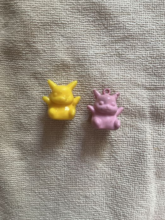 Dwie małe figurki pikachu z serii Pokemon