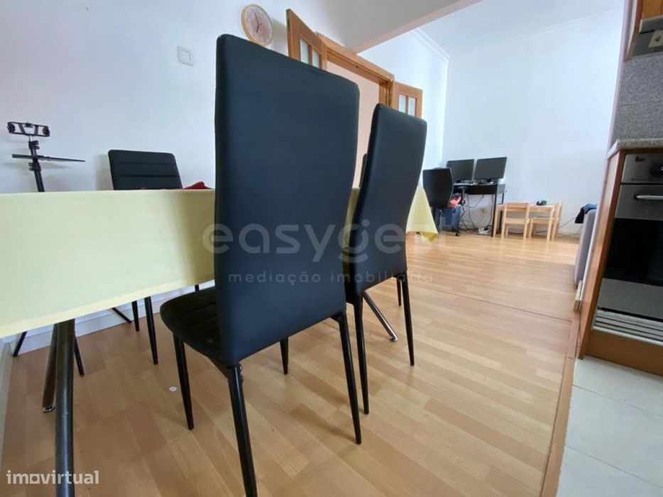 Apartamento central T2 na Moita em bom estado