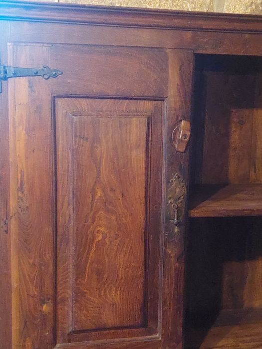 Armário louceiro em madeira maciça