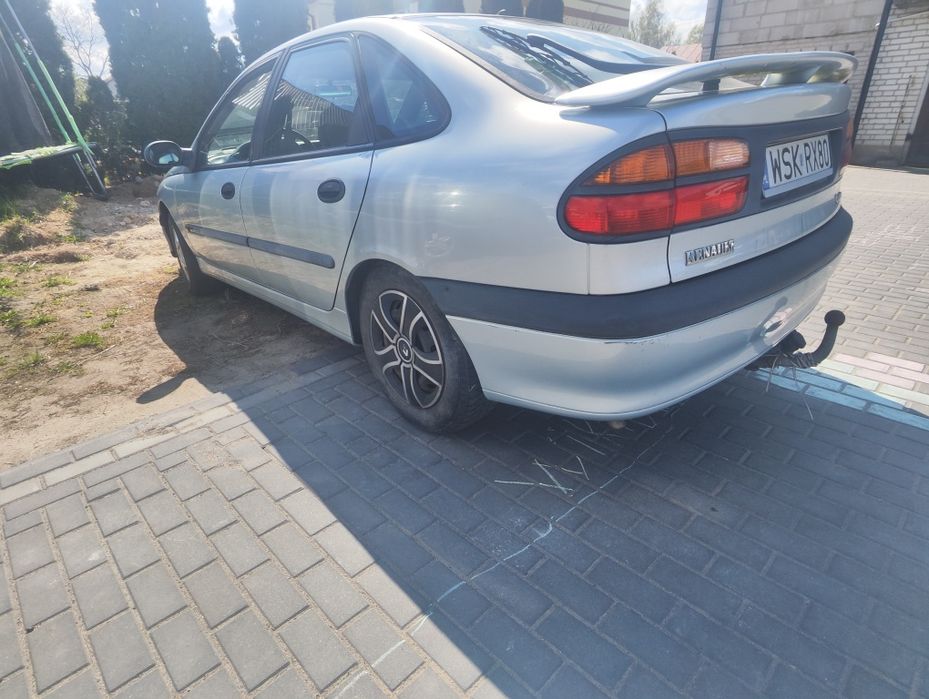 Renault laguna 1. Drzwi. Lampy. Hak. Cała na części.