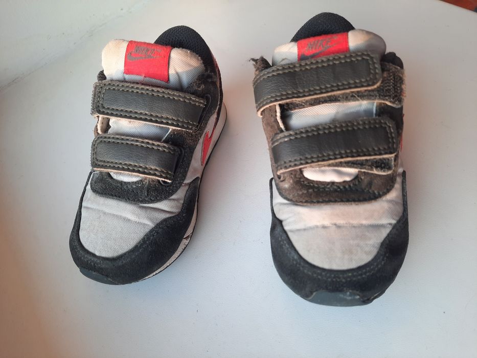 Кросівки дитячі .