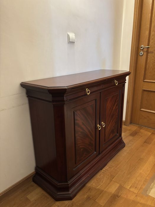 Aparador clássico em madeira com portas e gavetas – estilo elegante