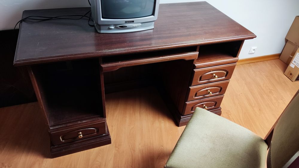 Mobília de quarto em mogno.