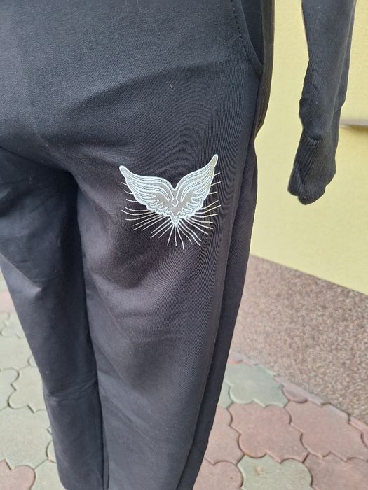 Komplet dresowy czarny ze skrzydłami