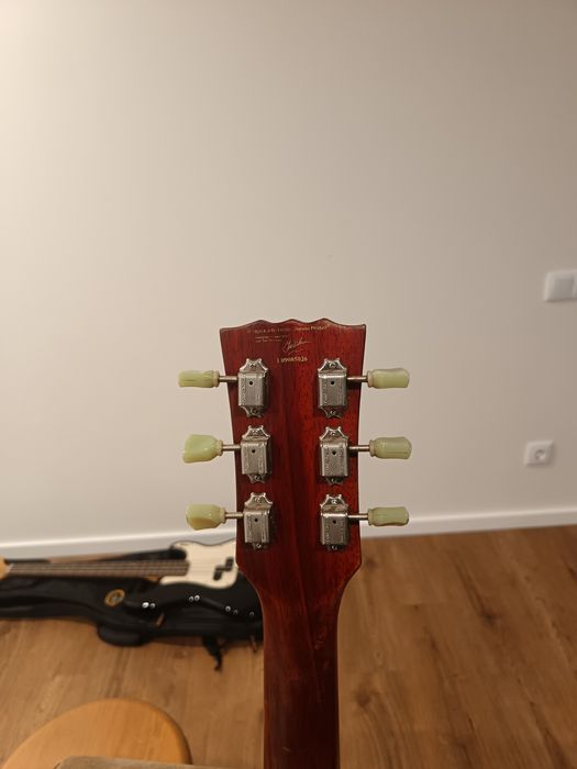 Guitarra Vintage v 100