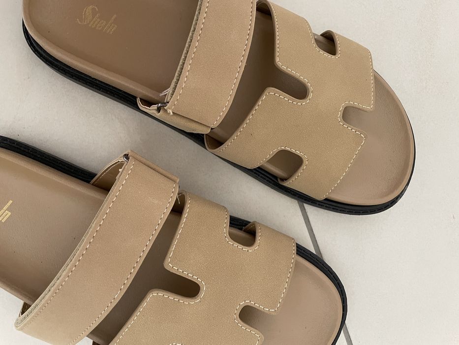 Sandalias beges com velcro