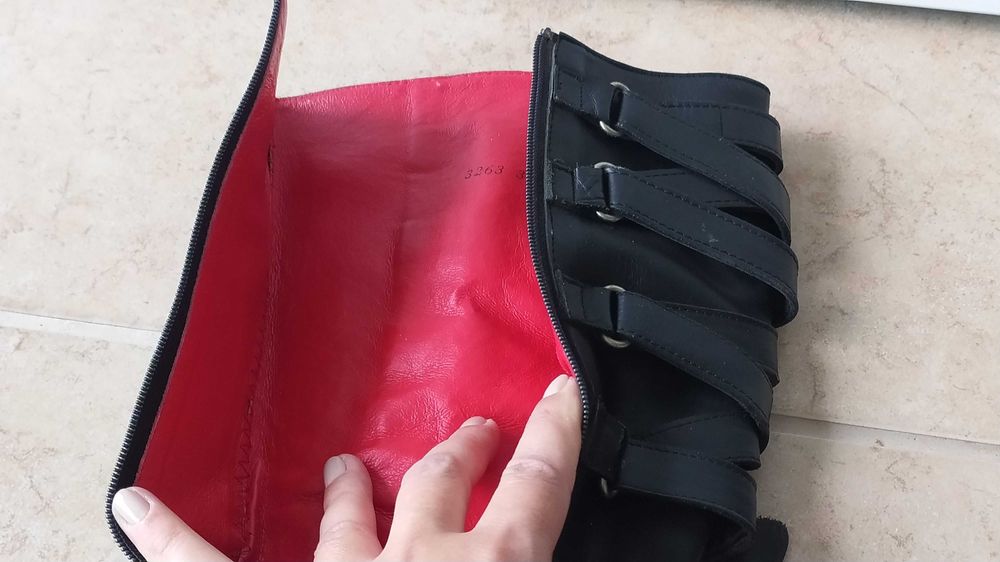 Bota preta de cano alto.