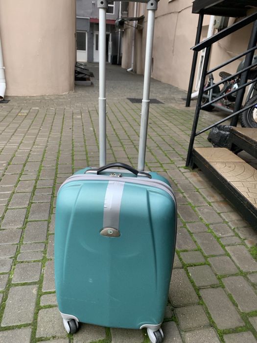 Продам маленький чемодан, б/у