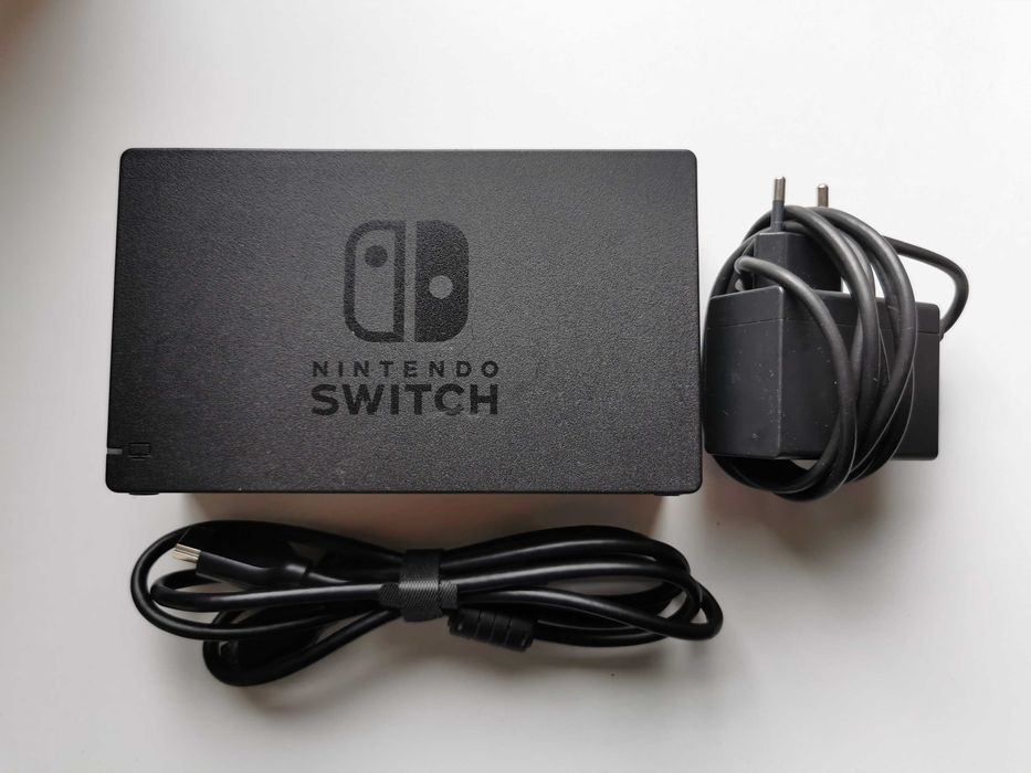 Nintendo Switch plus dock, karta microSD 128 GB, futerał, dodatki