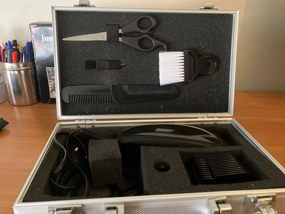 Máquina cortar cabelo e barba com mala e acessórios