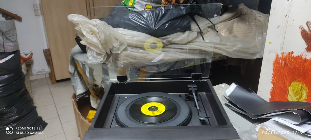 Rádio antigo com gira discos a trabalhar