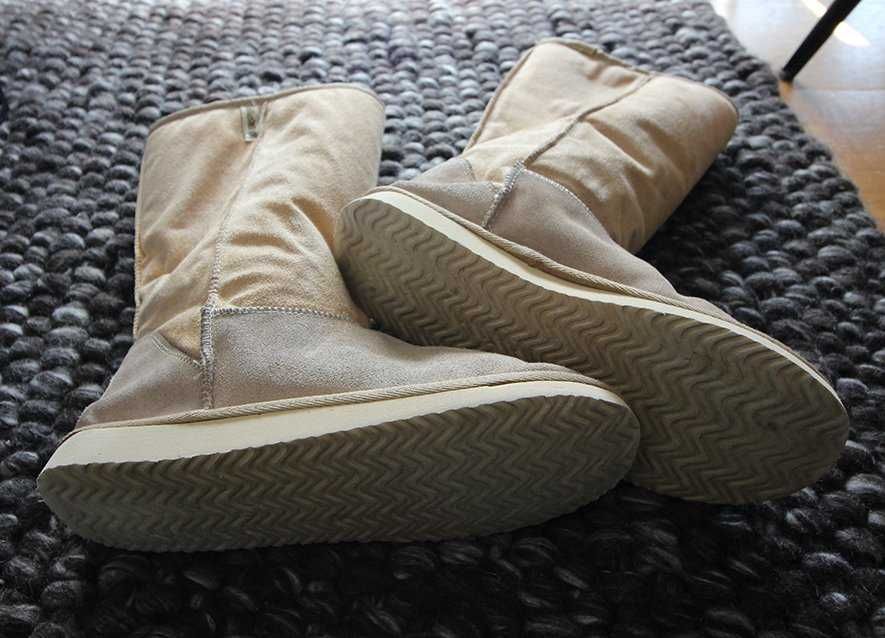 Botas de cano alto em camurça bege quentes da Beppi