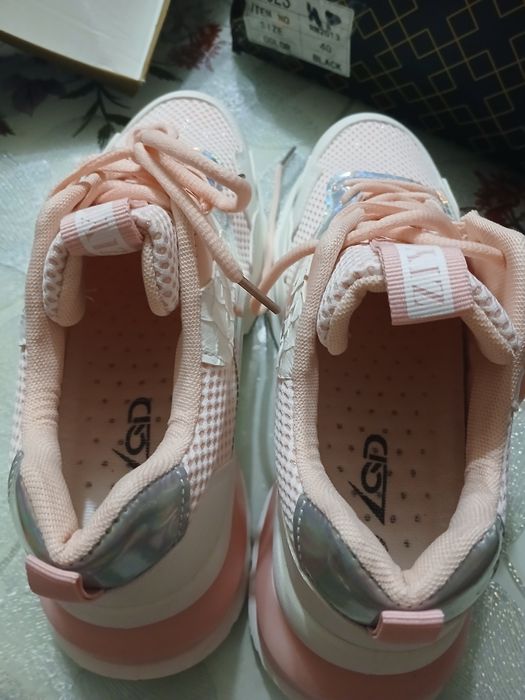 Женские кроссовки. Новые.