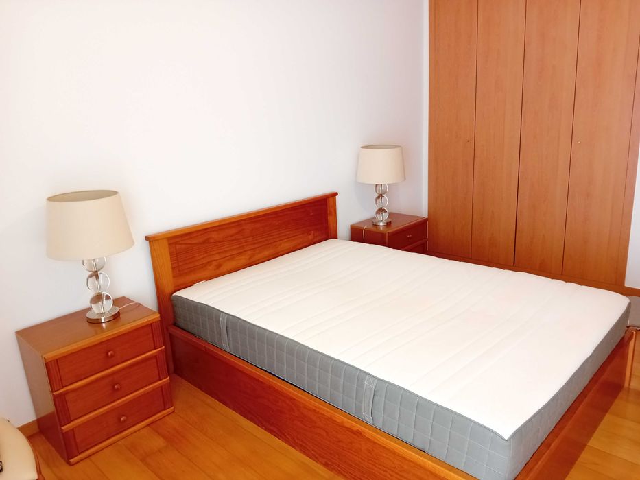 Quarto de cama com camiseiros e colchão