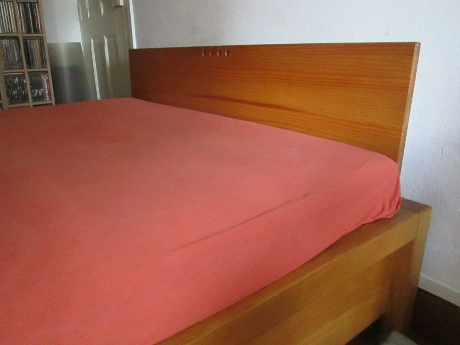Cama de casal em madeira maciça, cor mel