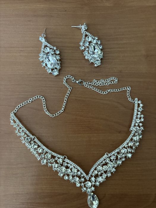 Весільна сукня і біжутерія до неї