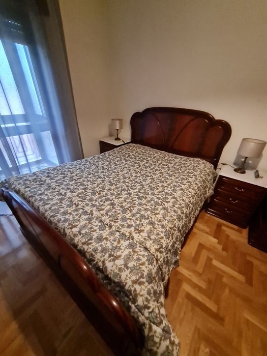Cama de quarto em madeira de mogno, com 2 mesas de cabeceira