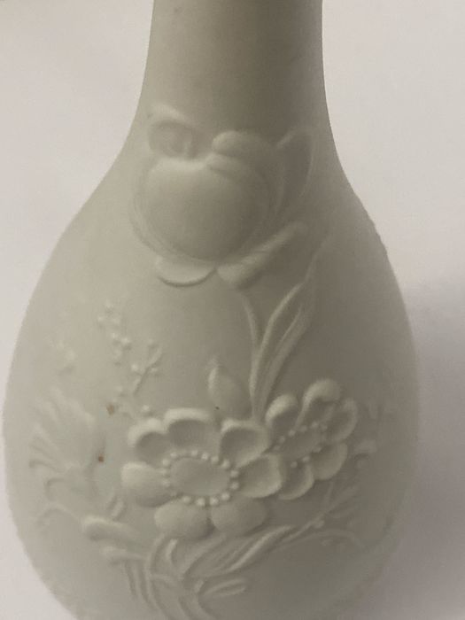 Wazonik kaiser porcelana biskwit