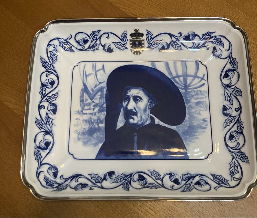 Bandeja em porcelana SPAL com o busto do Infante D.Henrique