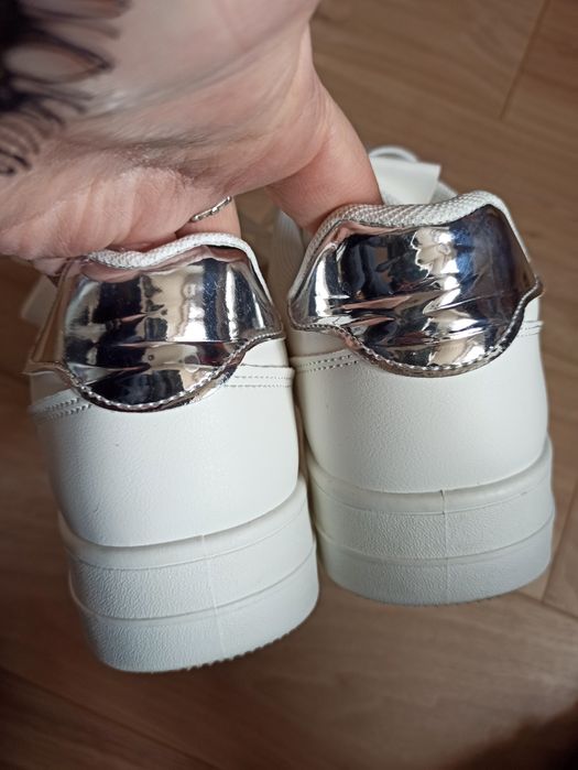 Sg Białe adidasy 38 Cropp biale damskie sneakersy 38 ze srebrnym