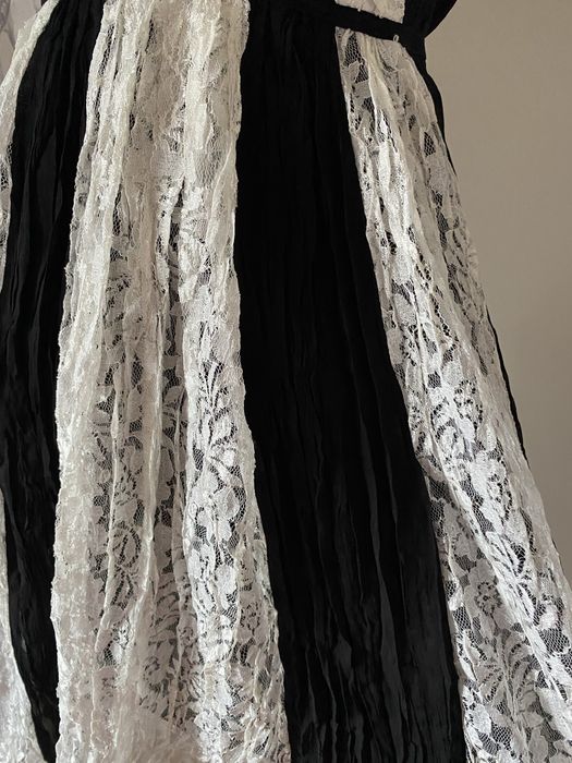 Nowa czarna sukienka z białą koronkową wstawką elegancka