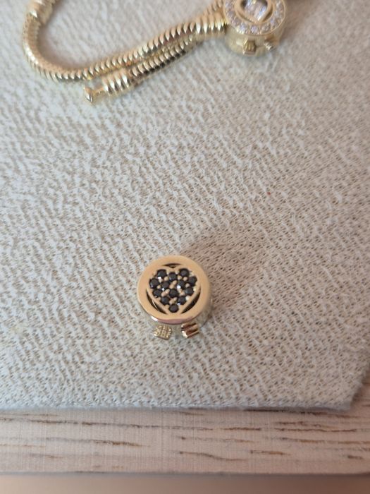 Złoty charms Stoper okrągły z sercem czarne cyrkonie 585