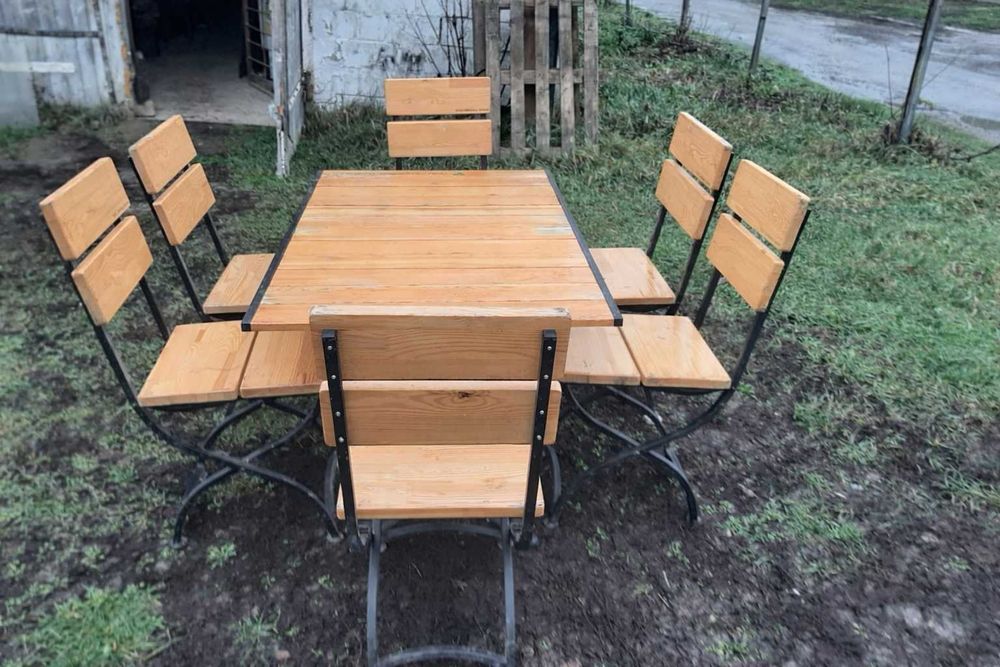 Столи, стільці, комплекти садових меблів, меблі для кафе.