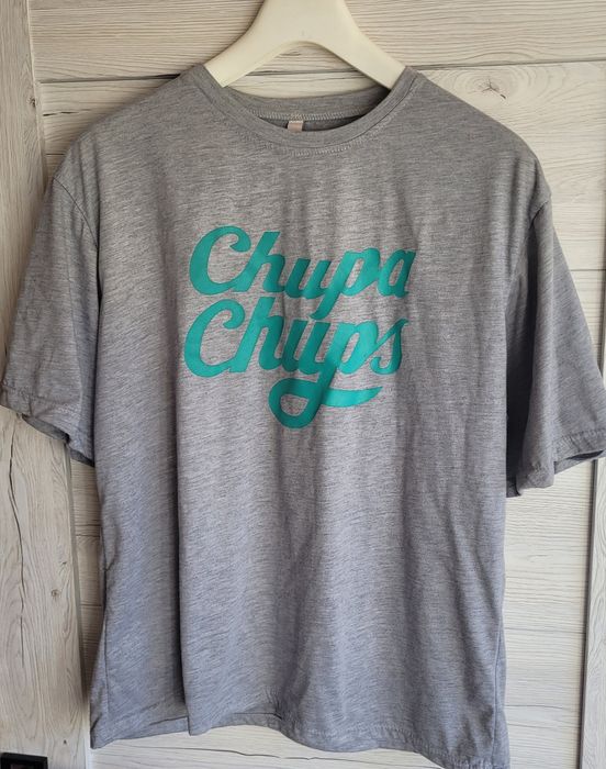 T-shirt z napisem Chupa Chups XL
*długość 65 cm
*pachy 57 cm

Polecam.