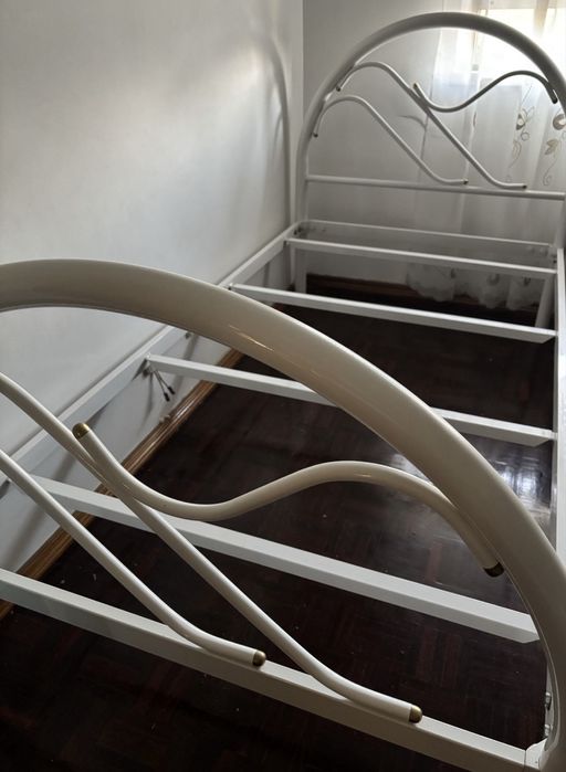 Cama de solteiro em ferro