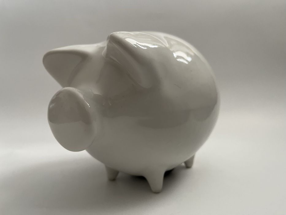 Ceramiczna skarbonka świnka z lat 90. XX w.