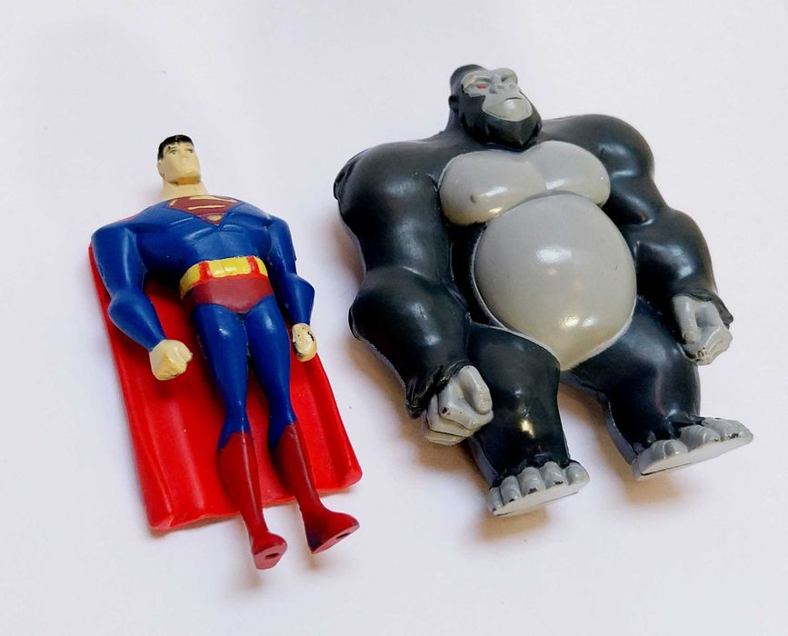 Bonecos Super-Homem e Gorila Grodd em pvc