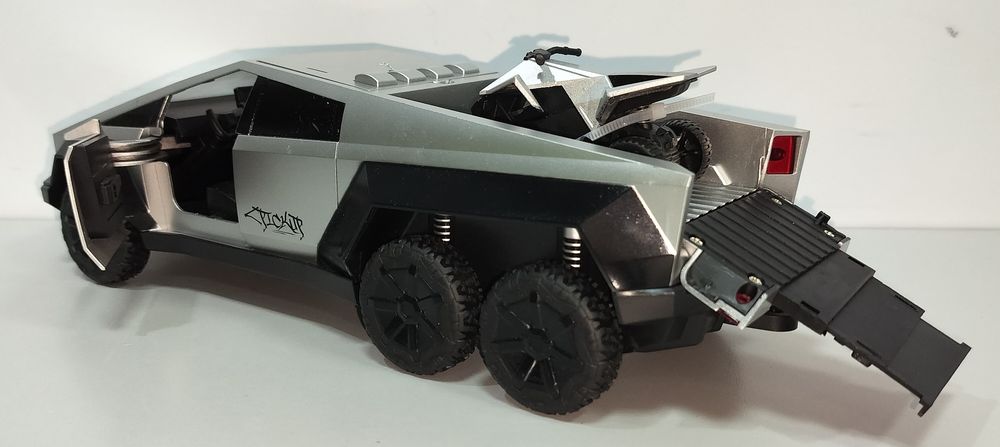 Tesla Cybertruck детская пластиковая модель 31 см Звук Свет