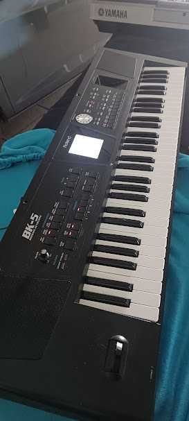 Teclado Roland BK5 em estado de novo