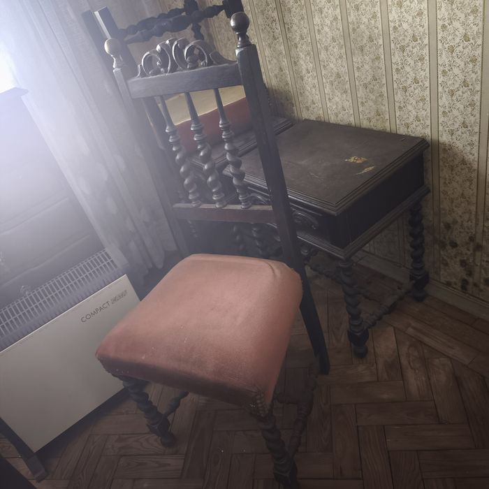 Conjunto de móveis de quarto antigo.