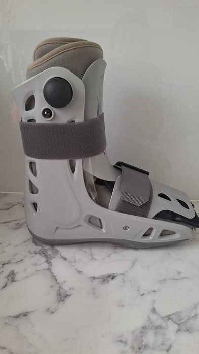 Orteza dwukomorowa Aircast Walker, usztywniacz podudzia i stopy.