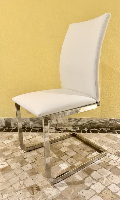 Cadeiras brancas e cromadas