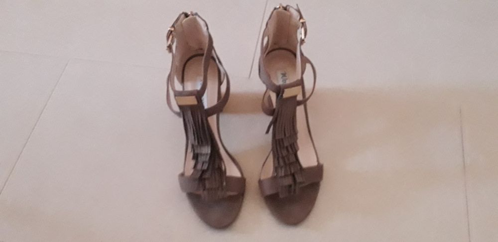 Sandálias castanhas camurça