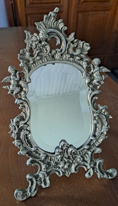 Espelho de maquilagem.