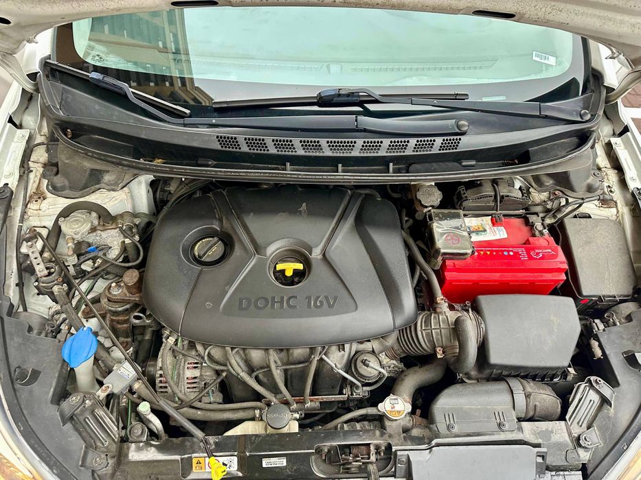 Hyundai Elantra 1.8 Бен/газ автомат 2015