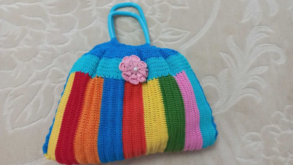 Mala em crochê feito à mão