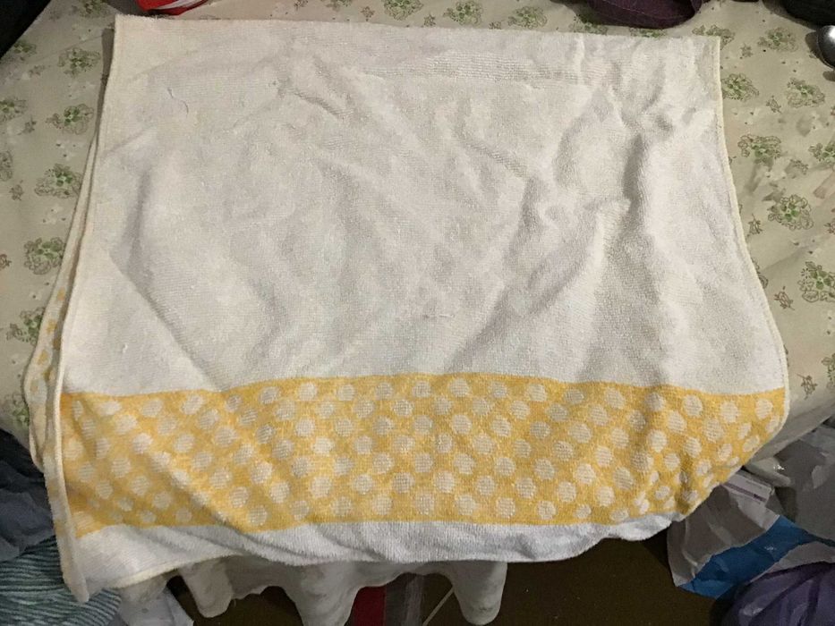 toalha de maos branca e amarela