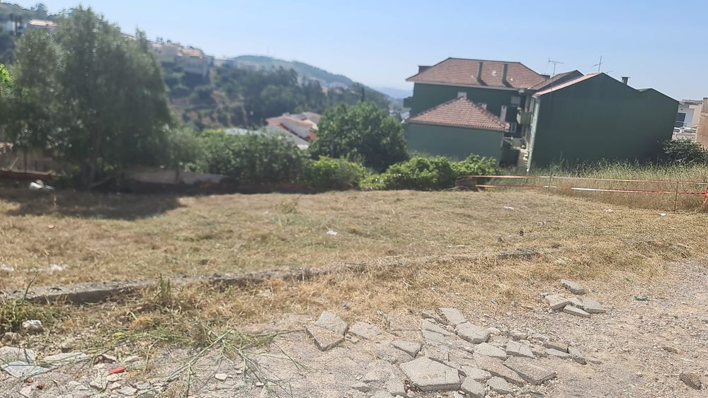 Terreno 302 m2 em Caneças