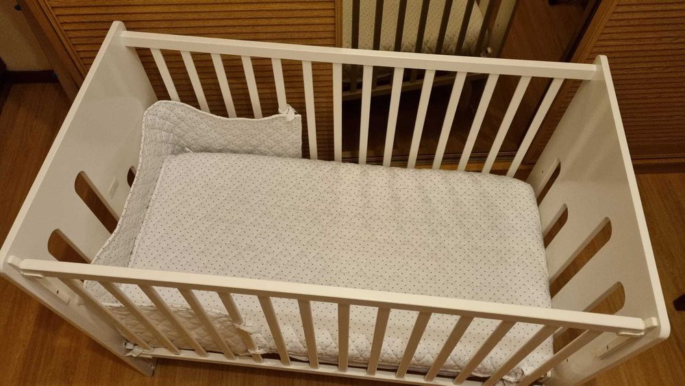 Cama de grades e fraldário