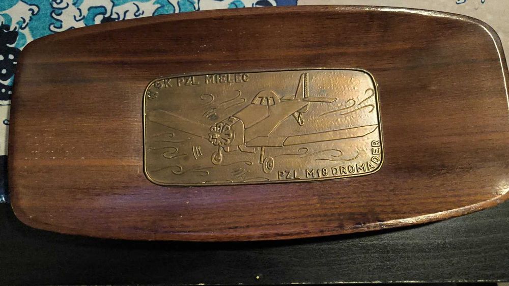 Placa comemorativa do PZL M‑18 Dromader da WSK PZL Mielec