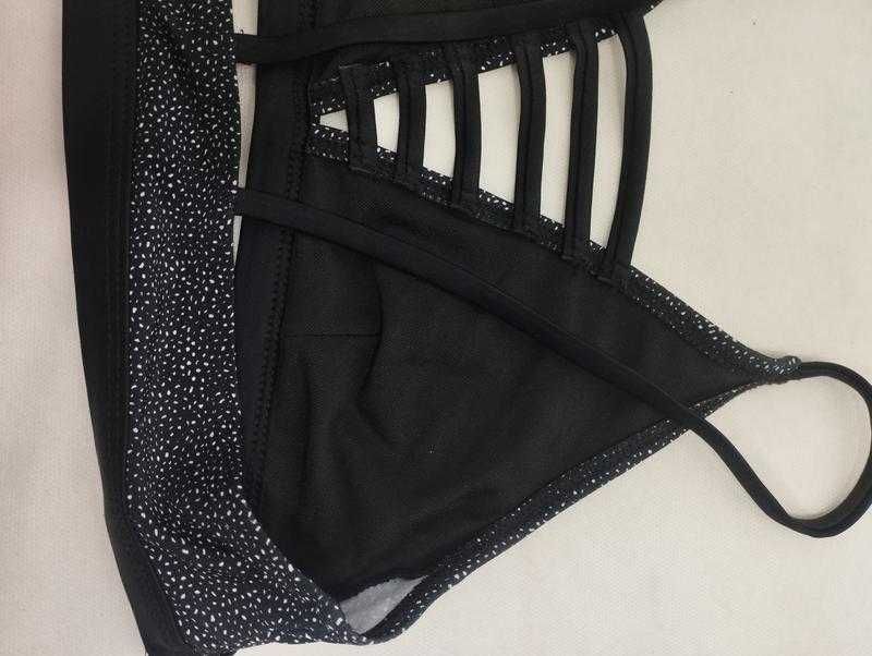 Купальник топ верх на бретельках черный белый
Atmosphere